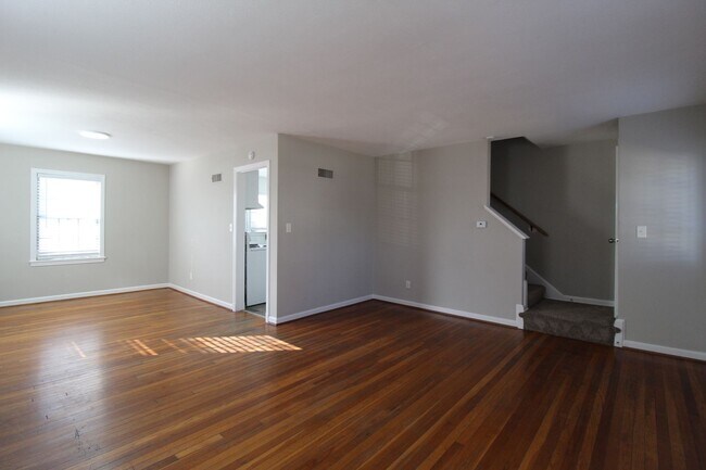 Foto del edificio - February FREE On This 2 Bedroom 1 Bath Duplex In The Waldo Area