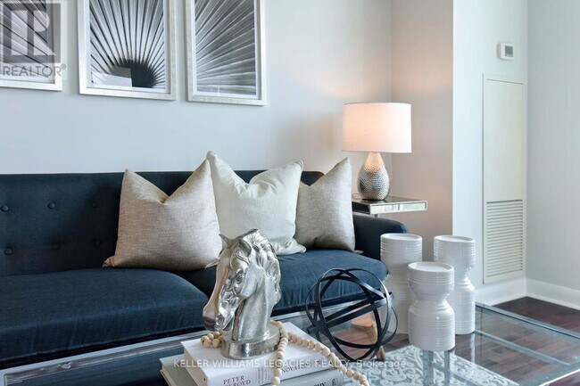 Photo du bâtiment - 225-PH225 Sherway Gardens Rd