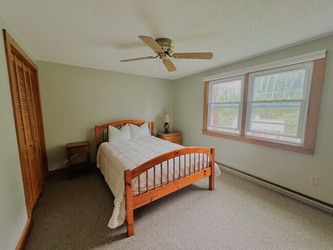 Foto del edificio - 1-Bedroom Apartment with Panoramic Wooded ...