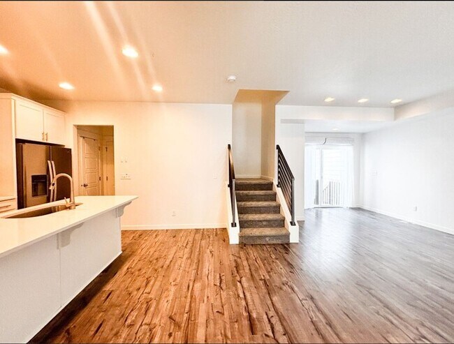 Foto del edificio - Clean, Bright, Open Town-Home in Lehi