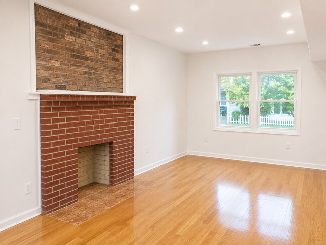 Foto del edificio - 135 Rosewood Ave
