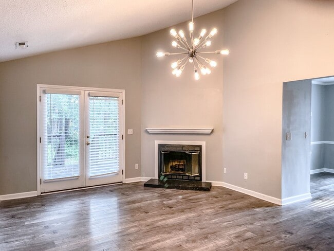 Building Photo - Charming 2 Bed, 2 Bath Triplex in Fayettev...