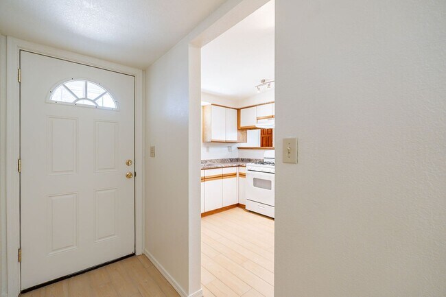 Building Photo - 3 bed/2bath home with large backyard.