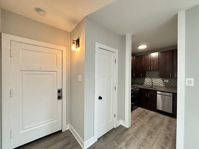 Building Photo - 4349 N Damen Ave