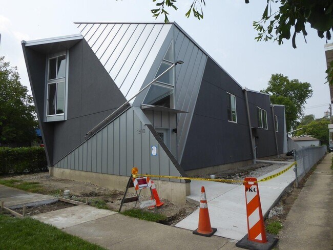 Foto del edificio - 1310 Hartrey Ave