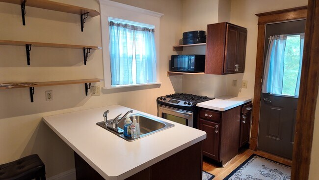 Foto del edificio - Spacious 4-Bed Home with Updated Kitchen, Deck & Fenced Yard in Cincinnati