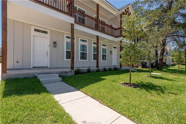 Building Photo - CLOSE TO CAMPUS!! 4 Bed, 4 Bath July 2025 ...