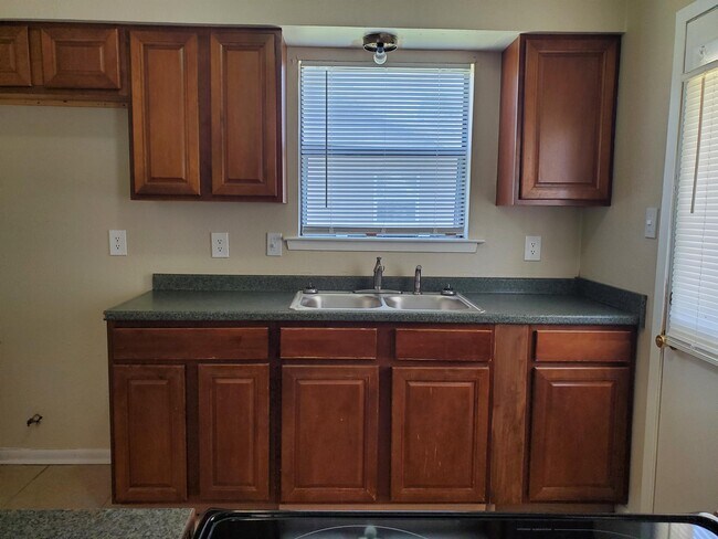 Building Photo - 1805 Courtney Dr