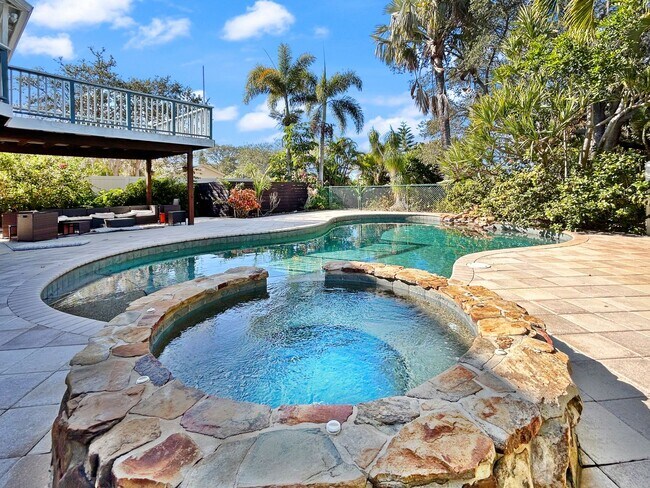 Foto del edificio - 4 Bed Waterfront Paradise with Pool, Dock & Gulf Access in Baileys Bluff