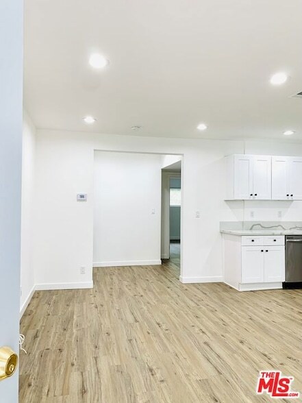 Foto del edificio - 5263 Riverton Ave