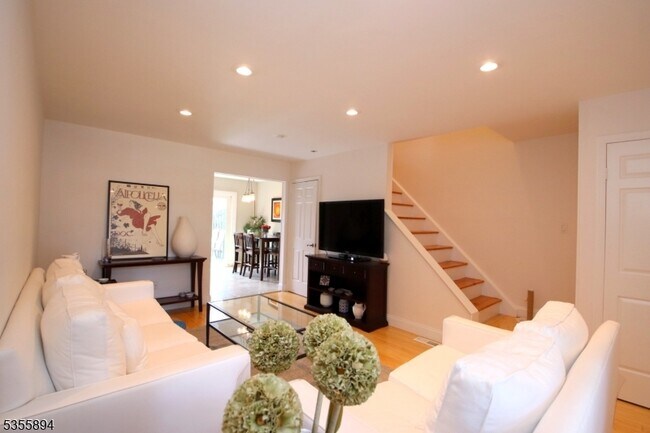 Building Photo - 829 Poplar Ct