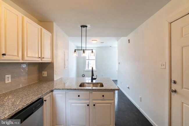 Building Photo - 305 N 41st St