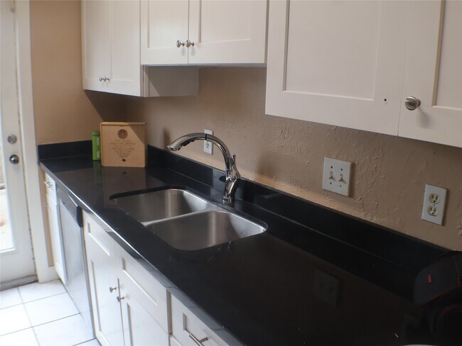 Foto del edificio - 7700 Creekbend Dr