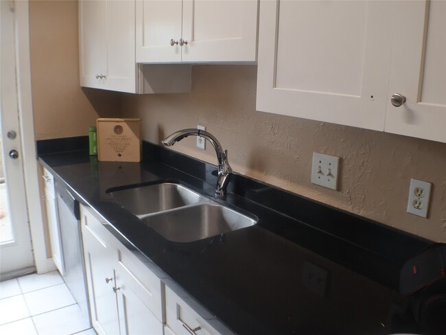 Building Photo - 7700 Creekbend Dr