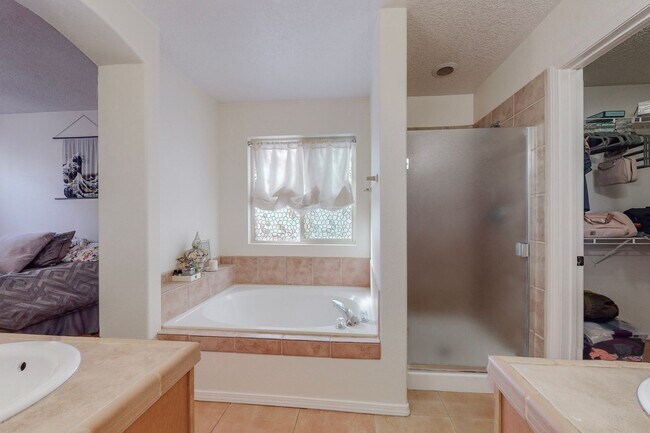Building Photo - NE ALB ACRES BEAUIFUL 4 Bedroom  2/STORY 3...