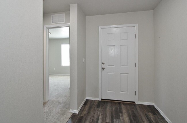 Foto del edificio - 16901 Carmichael Ave