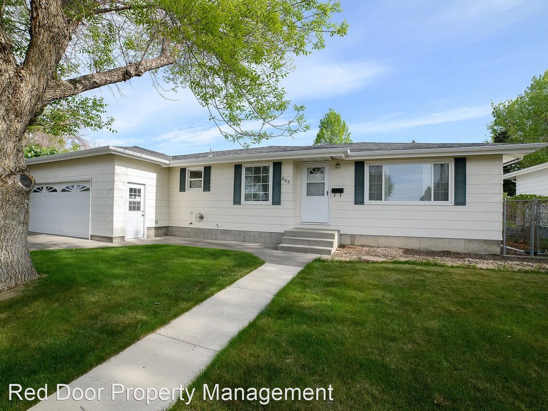 Foto principal - 3 br, 2 bath House - 605 26th Ave NE