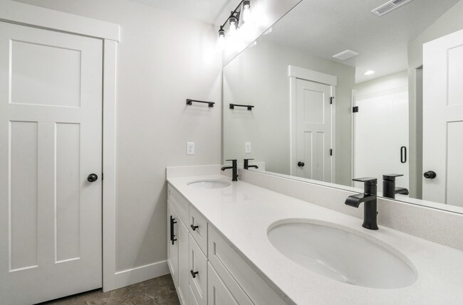Building Photo - Pet Friendly Townhome in Willow Point – 3 ...