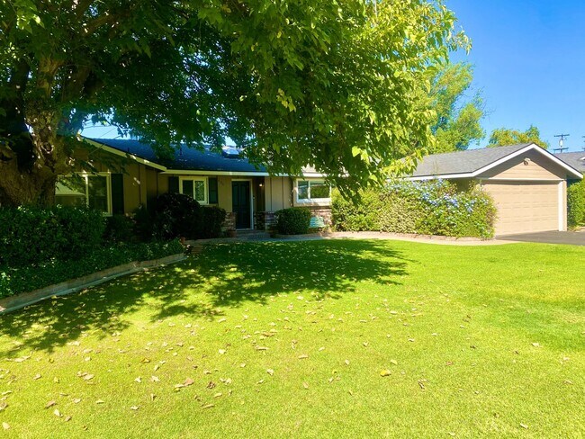 Building Photo - Charming 3/2 Cottage in Old Fig