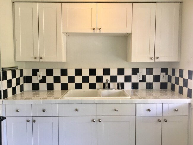 Foto del edificio - Adorable Roseway 3 Bedroom + Bath Bungalow...