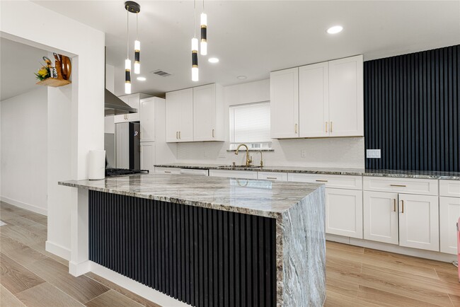 Foto del edificio - 3410 Tanglewilde St