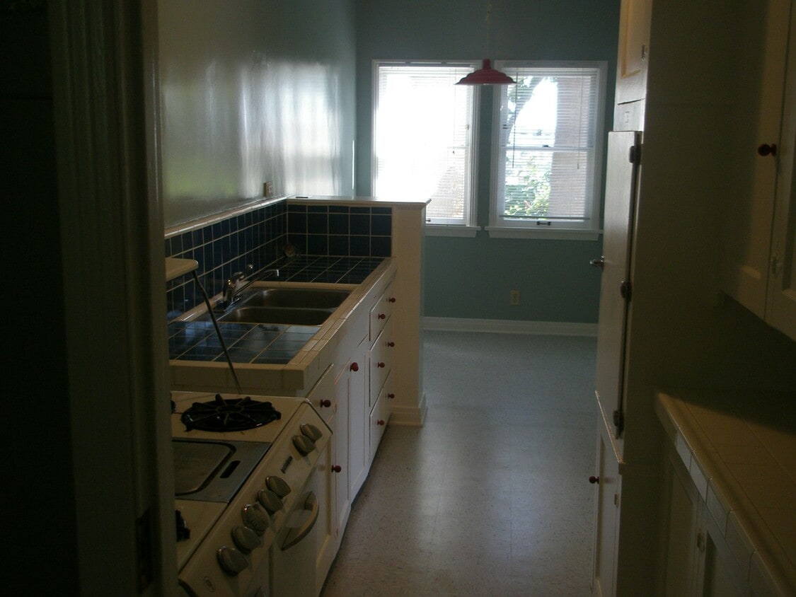 Building Photo - 810 Maltman Ave