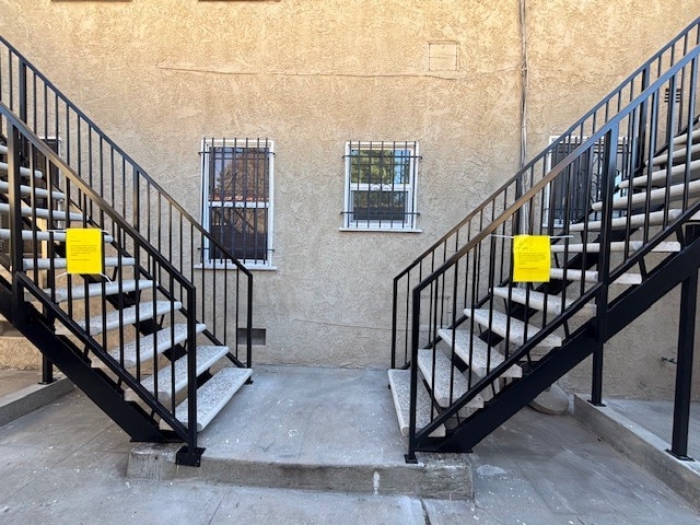 Nuevas escaleras de hormigón y hierro. - 4259 Garthwaite Ave