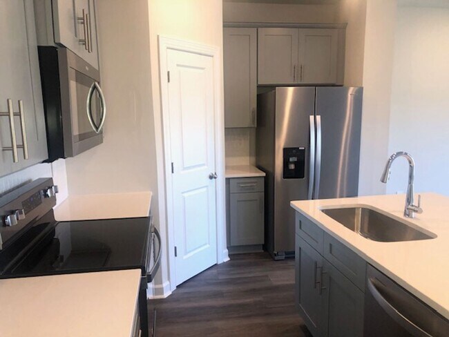 Foto del edificio - Newer Townhome with 1 Car Garage in Braemar Village! COMING SOON!