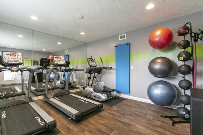 Gimnasio - Candlewood Apartment Homes