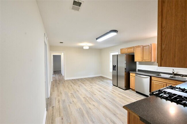 Foto del edificio - 6802 Creedmoor Rd