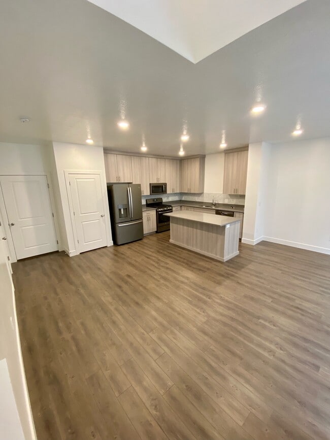 Building Photo - 428 W 40 S