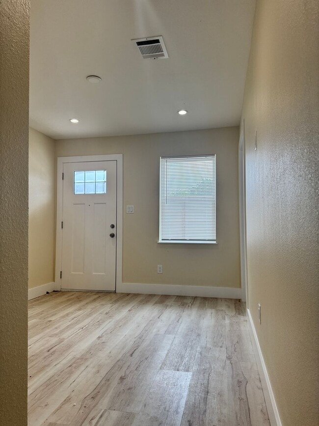 Building Photo - 7316 La Salette St