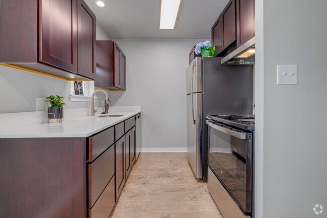 1BR, 1BA - 640SF - Kitchen - Heritage Apartments