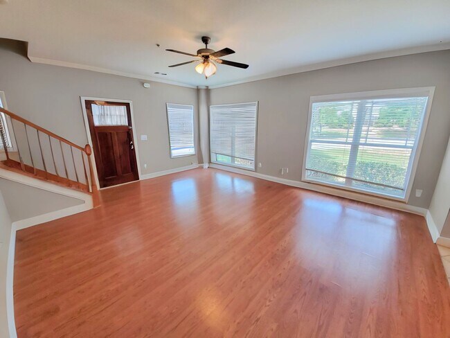 Building Photo - AVAILABLE MID-NOVEMBER 2025 | 2 Bedroom De...