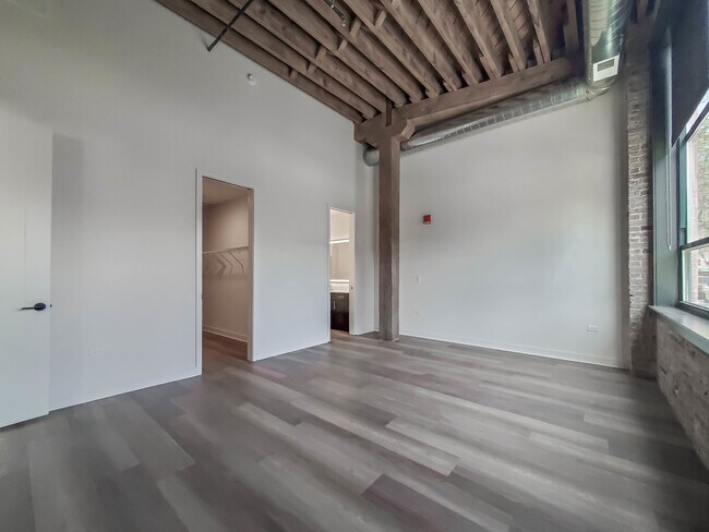 Building Photo - 818 N Wolcott Ave