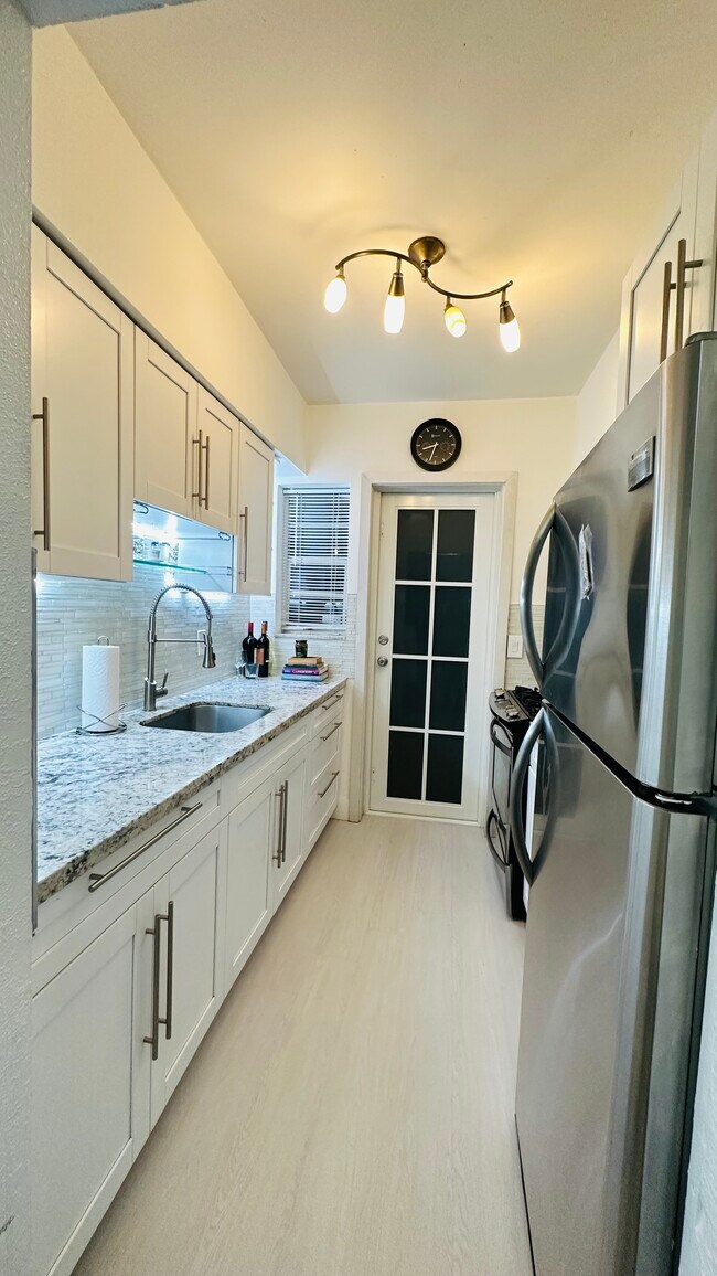 Foto del edificio - 8630 Byron Ave
