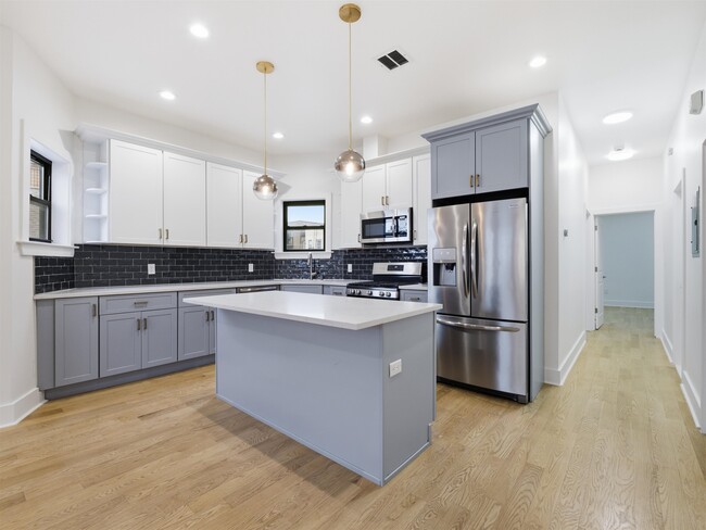 Building Photo - 32 Charles St