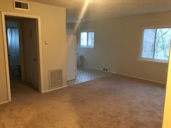 Building Photo - 528 Kuethe Rd NE