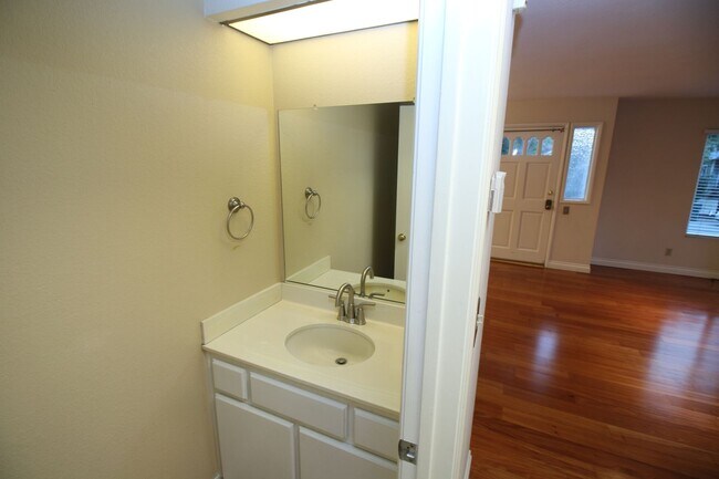 Foto del edificio - Refurbished Cape Cod Townhome – 2 Master B...