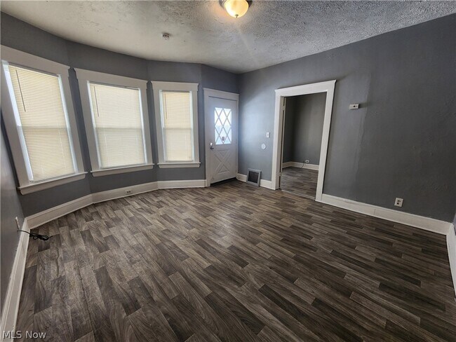 Foto del edificio - 3443 Regent Rd