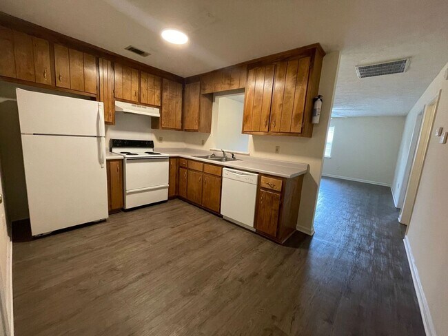 Foto del edificio - PRE LEASING AUGUST 7 2026!