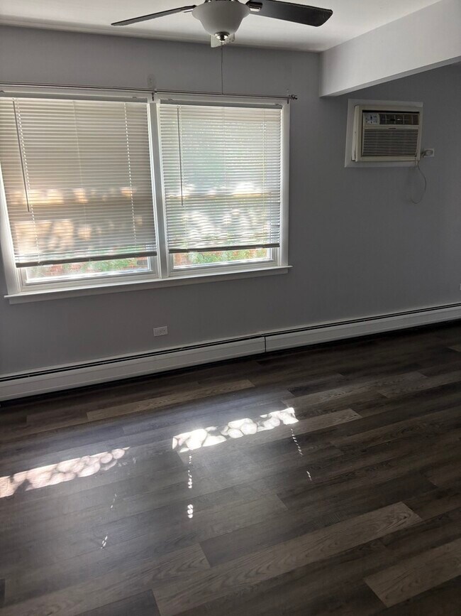 Foto del edificio - 4521 Maple Ave