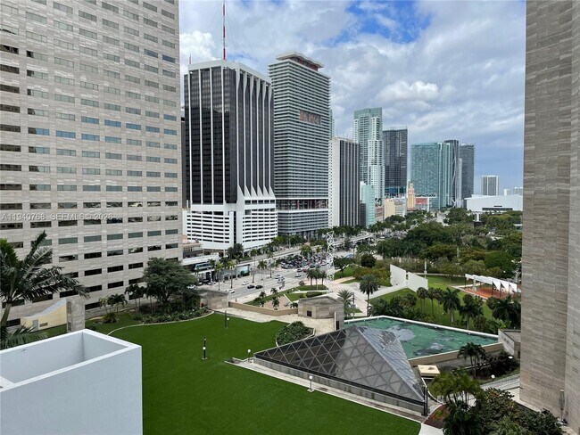 Foto del edificio - 335 S Biscayne Blvd