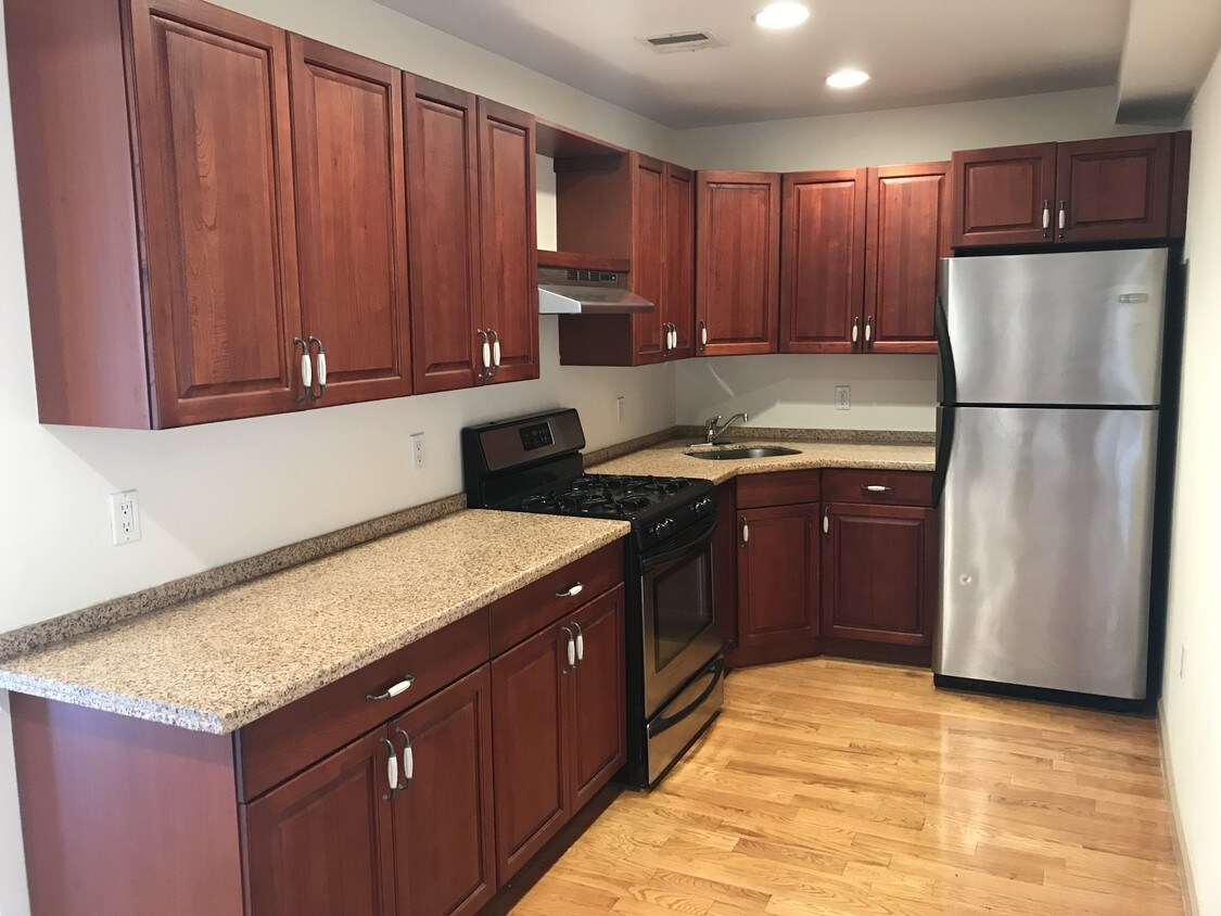 Foto principal - 58-28 44th Ave