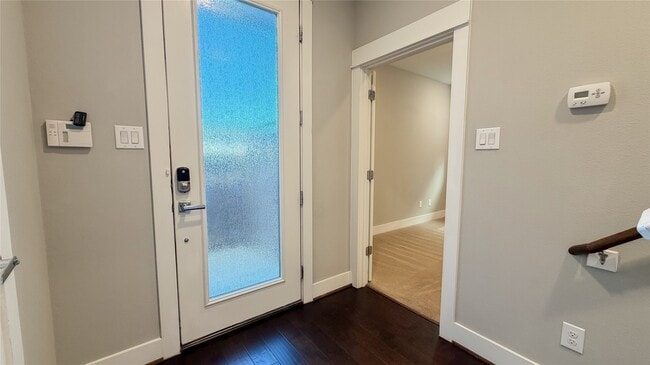 Building Photo - 605 Bayou St