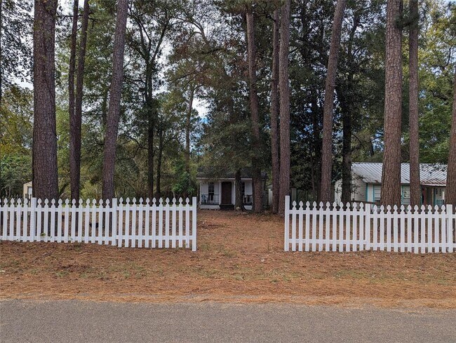 Building Photo - 1000 Hillbilly Heaven Rd