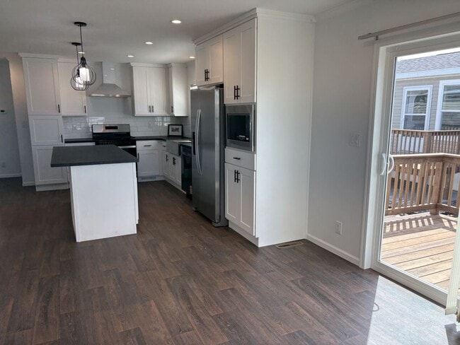 Building Photo - 13910 Burgundy Ave