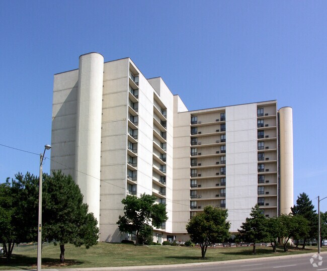 Phoenix Towers Apartments in Bloomington, IL