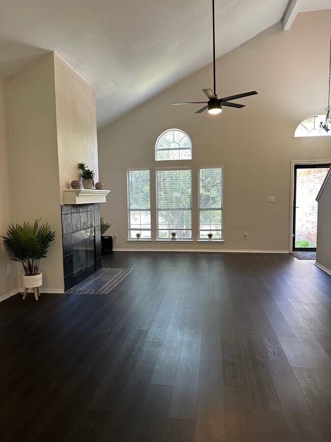 Building Photo - 900 Hollow Trail Ct