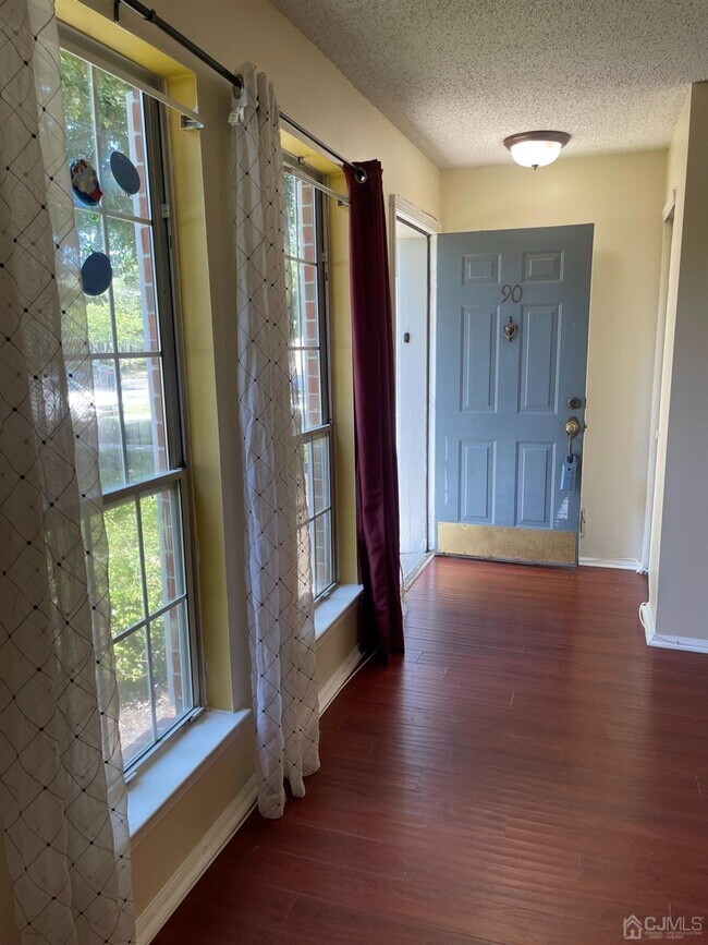 Foto del edificio - 90 Gregory Ln